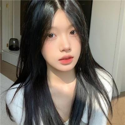 出墙红杏两家春